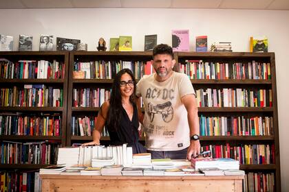 El sueño del pibe. Florencia y Sergio en la librería que montaron en la casa de Lida, la mamá de crianza de él