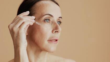 El suero, aunque no es fundamental en la rutina del cuidado de la piel, otorga beneficios infaltables