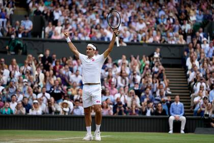 El suizo Roger Federer y una de las tantas ovaciones logradas en Wimbledon