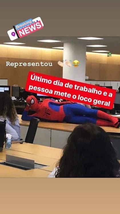 El sujeto, que desató las risas de sus colegas, se permitió incluso a imitar las clásicas poses del personaje creado por Stan Lee.