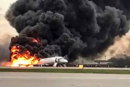El Sujoi SSJ100, operado por la aerolínea Aeroflot, aterrizó de emergencia y se desplazó por la pista ya en llamas