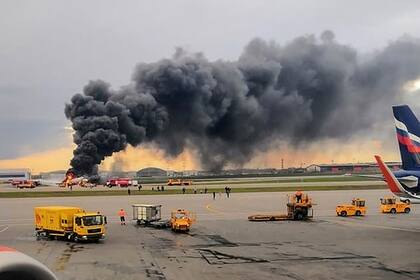 Los videos que se viralizaron en las redes mostraron a gente saltando desde el avión por un tobogán inflable y luego corriendo por la pista