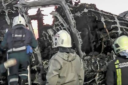 Bomberos trabajando en el avión