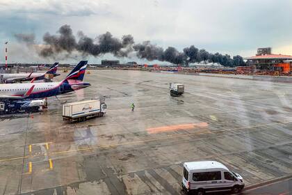 El avión operado por la aerolínea nacional Aeroflot, llevaba además cinco tripulantes a bordo cuando tocó tierra y se desplazó por la pista en llamas
