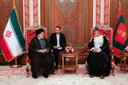 El sultán de Oman, Haitham bin Tariq Al Said, junto al presidente de Irán, Ebrahim Raisi