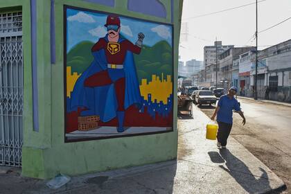 El "Súper bigote" en las calles de Caracas, un intento por convertir a Maduro en un súper héroe