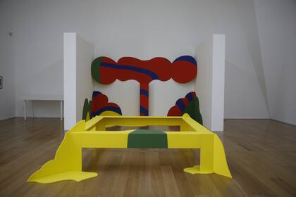 El Súper Elástico, escultura pop de sitio específico presentada en la galería Lirolay en 1965, fue recreada para esta muestra