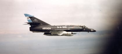 El Super Etendard (3-A-202) portando el misil AM-39 Exocet ingresó a la historia el 4 de mayo de 1982 al lanzar su misil sobre el destructor (D-80) HMS Sheffield. (Historial EA32).