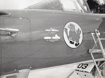 El Super Etendard (3-A-203) portó la silueta del destructor Sheffield hasta su destrucción, cuando se precipitó a tierra, en 1996, en la Base Aeronaval de Punta Indio.