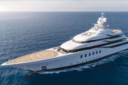 El super yacht fue construido en 2019 por Lurssen y su interior fue diseñado por Laura Sessa Romboli con un estilo atemporal, con mobiliario moderno y elegante. 