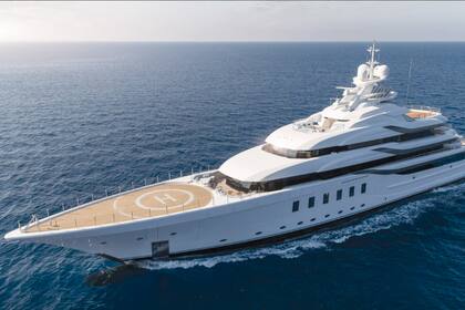 El super yacht fue construido en 2019 por Lurssen y su interior fue diseñado por Laura Sessa Romboli con un estilo atemporal, con mobiliario moderno y elegante.