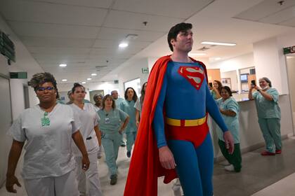 El superhéroe realiza un video para las redes sociales con los trabajadores del Instituto Nacional de Traumatología y Ortopedia (INTO) 