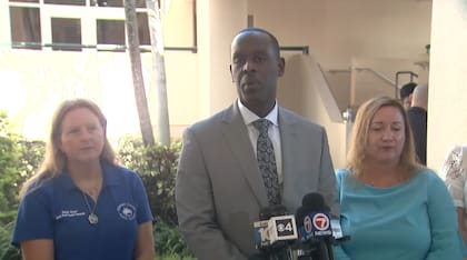 El Superintendente Escolar de Broward, Dr. Howard Hepburn, defendió la decisión garantizando su compromiso con la seguridad