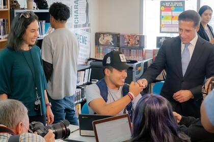 El superintendente recorrió algunos planteles escolares de Los Ángeles con motivo de la vuelta a clases