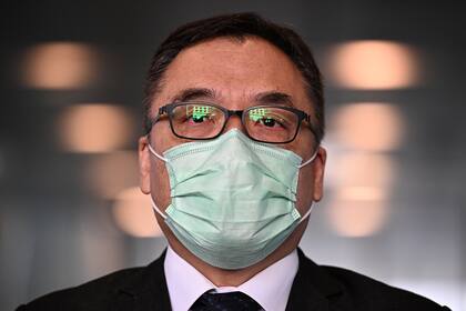 El superintendente superior de la fuerza policial de Hong Kong, Steve Li Kwai-Wah, habla durante una conferencia de prensa frente al edificio de la sede de la policía el 6 de enero de 2021, luego del arresto de docenas de figuras de la oposición bajo la Ley de Seguridad Nacional