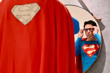 El "Superman brasileño" prepara su atuendo antes de realizar una visita a un hospital
