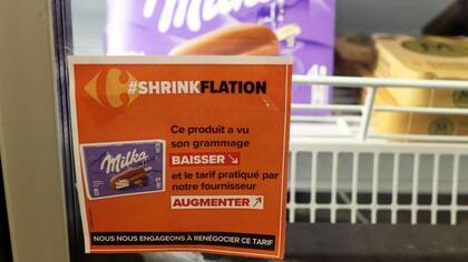 El supermercado francés Carrefour ha colocado carteles para alertar al cliente cuando el tamaño de un producto baja y su precio sube