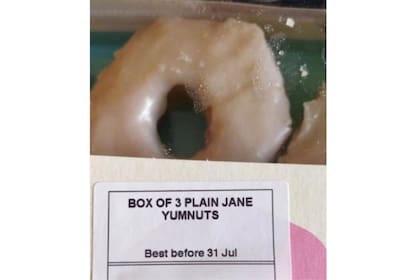 El supermercado llamó "plain jane" a una promo de una caja de 3 donas por 1 libra