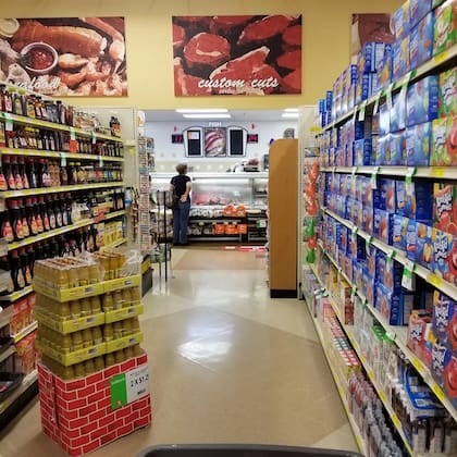 El supermercado también destaca por sus servicios integrados de carnicería, panadería y comidas caseras