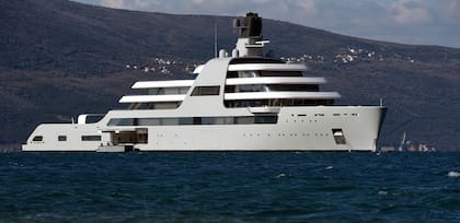 El superyate Solaris, propiedad del oligarca ruso Roman Abramovich, navega hacia el puerto Porto Montenegro, cerca de la ciudad montenegrina de Tivat, en la costa del Adriático