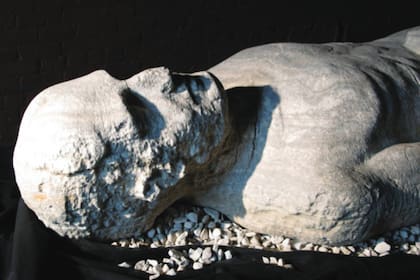El supuesto gigante petrificado fue encontrado en una excavación "casual" en una granja de Cardiff, estado de Nueva York, y poco después miles de personas acudían a conocerlo
