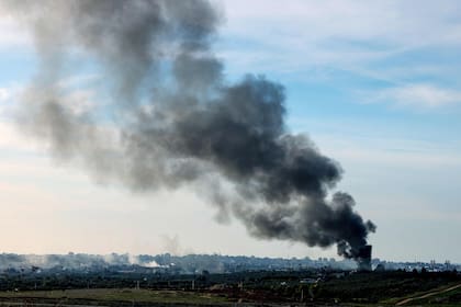 El sur de Israel, en la frontera con la Franja de Gaza, muestra humo sobre el territorio palestino durante el bombardeo israelí el 18 de enero de 2024. (JACK GUEZ / AFP)�