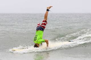 El surf, terapia para ex combatientes de Irak y Afganistán