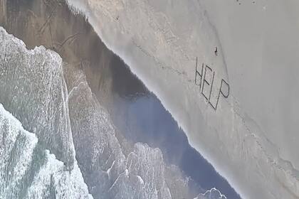 El surfer quedó varado en una playa de West Auckland, Nueva Zelanda