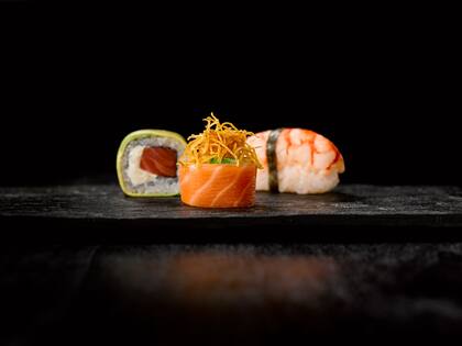 El sushiman de Sensu permite ver su talento con cocina a la vista.