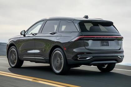 El SUV Lincoln Nautilus trae llantas tipo turbina y luces traseras lineales