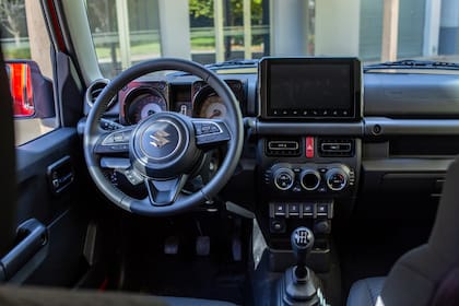 El Suzuki Jimny 5P estrena elementos tecnológicos