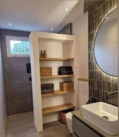 El tabique le agrega funcionalidad a la zona de la ducha (Foto: Pinterest)