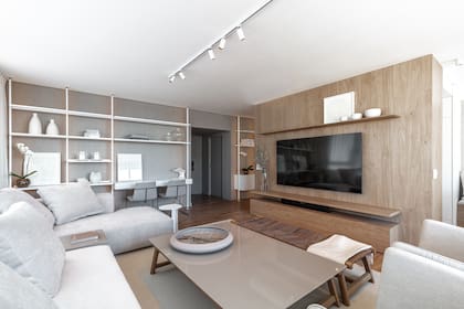 El tabique que sostiene la tele, del otro lado es la pared de la cocina. Tiene un estante con bordes ingleteados para refinar y alivianar la presencia de la madera.