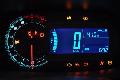 El tablero combina instrumentos digitales y analógicos