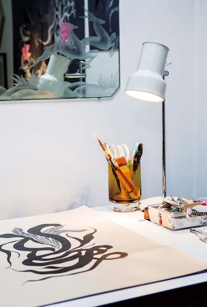 El tablero donde trabaja cuando se inspira. “Trabajo por inspiración: hay períodos en los que no me sale nada y entonces no hago nada: soy consciente de que es un error”