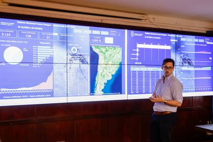 El tablero presenta la información de manera interactiva, permitiendo a los usuarios autorizados navegar por diferentes criterios, como región, grupo etario, casos confirmados o sospechosos, entre otros