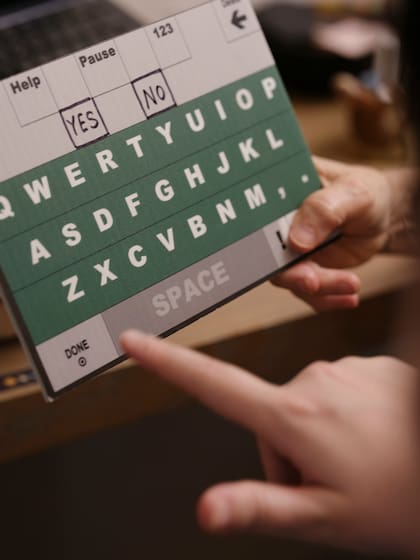 El tablero que emplea Woody Brown para comunicarse incluye, además del alfabeto, comandos básicos como sí/no, ayuda, pausa y otros
