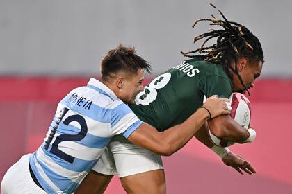 El tackle de Marcos Moneta al sudafricano Selvyn Davids durante el partido entre los Pumas 7s y Sudáfrica en Tokio 2020.