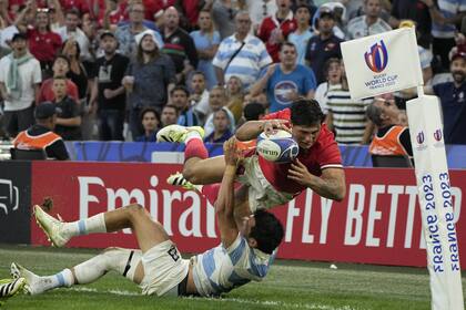 El tackle salvador de Matías Moroni contra un jugador galés. (AP Photo/Laurent Cipriani)�
