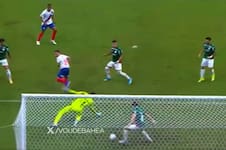 Agustín Giay salvó en la línea del arco de Palmeiras lo que hubiera sido un golazo de taco de Bahía
