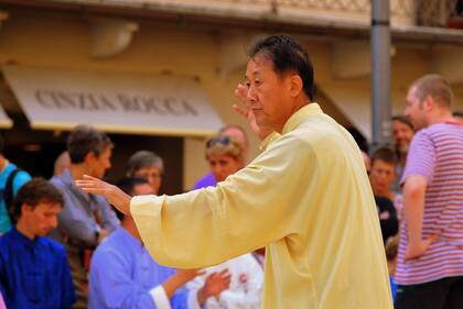 El tai chi es uno de los ejercicios recomendados para personas mayores