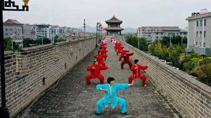 El tai chi promueve la serenidad a través de movimientos suaves y fluidos