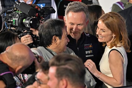 El tailandés Chalerm Yoovidhya, dueño del 51% del paquete accionario de Red Bull viajó al Gran Premio de Bahréin para apoyar a Christian Horner; el británico también contó con el respaldo de su esposa y exSpice Girl, Geri Halliwell