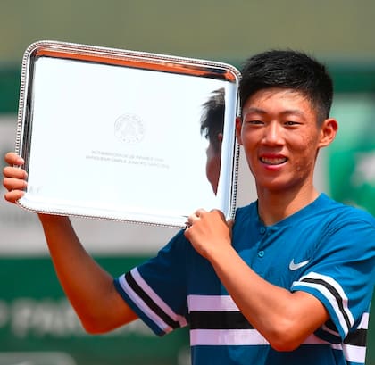 El taiwanés Chun-hsin Tseng con el trofeo de Roland Garros junior 2018, tras vencer en la final al argentino Sebastián Báez