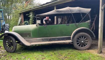 El Talbot-Darracq 16 de 1921 junto a miembros del UK Barn Finds