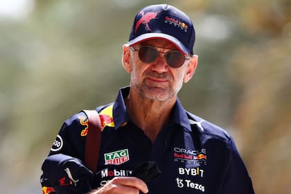 El talentoso diseñador Adrian Newey es artífice de los éxitos de Red Bull Racing en la Fórmula 1; el británico puede alejarse de la escudería en el caso de que Horner no siga al frente del equipo.