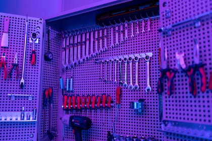 El taller combina las máquinas de última tecnología para hacer el service y puntos de carga eléctricos, junto a una oficina y un confortable espacio para la espera