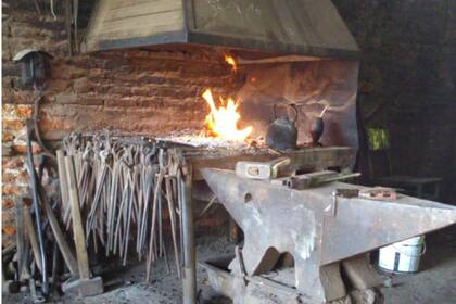 El taller de Arregue es sencillo pero no le falta ninguna herramienta para su trabajo