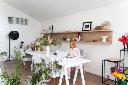 El taller de Belu, desde donde hace las creaciones florales para su emprendimiento