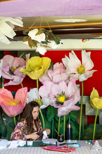 El taller de Chami sorprende al ingresar a la casa, allí todo es luz y color. El costurero de puro algodón es de Pez punto (@pezpunto.textiles)